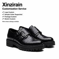 Chaussures à boucle double en cuir noir brillant gaufré façon croco, à bout rond et semelle plateforme, pour hommes, par Xinzirain