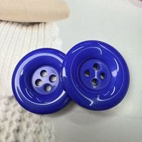 Bouton rond coloré 4 trous en résine plastique de grande taille brillant de haute qualité pour vêtements, vente en gros