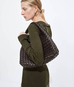 Bolso de hombro Bottega BV Travel Campana con silueta archivable en suave piel Intrecciato con cierre de lazo Veneta - Product Image 3