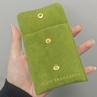 Pochette en daim personnalisée avec logo doré pour emballage cadeau de bijoux pour petites entreprises, avec rabat et bouton
