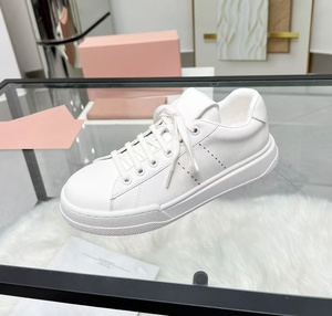 Sneakers blanches haut de gamme à double bride et semelle épaisse, idéales pour un usage décontracté, polyvalentes pour le travail et le sport - Product Image 6