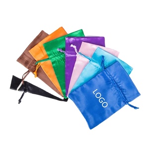 Sacs d'emballage cadeau en satin de soie en gros pour perruques, mèches et extensions capillaires – Pochettes en soie douce avec logo personnalisé - Product Image 1
