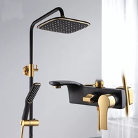 Ensemble de robinetterie de douche moderne blanc et laiton doré, système de douche mural à effet pluie avec douchette à main et bec de baignoire élégant