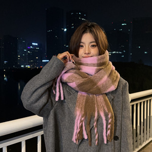 Écharpe d'hiver pour femme style Yu Shuxin, longue, à carreaux, épaisse, chaude, isolante, asymétrique avec pompons, écharpe de mode coréenne - Product Image 4