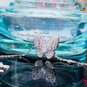 Delicata collana con farfalla intarsiata in zirconi, accessorio trendy da donna per il collo, pronta per la spedizione. - Product Image 4