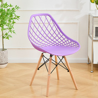 Chaise de salle à manger moderne en plastique PP creux, inspirée des pieds en bois massif, pour la maison, le café, l'hôtel, le restaurant