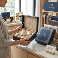 Boîte cadeau rigide bleue de luxe personnalisée avec doublure en satin et estampage à chaud doré pour l'emballage de tasses à thé en porcelaine fine et de services à café