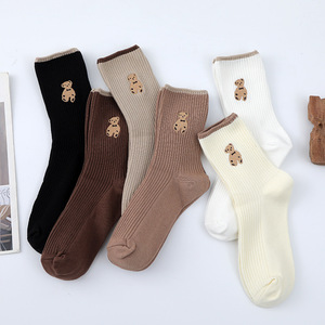 Chaussettes de sport sur mesure, couleur unie, tube court, avec logo personnalisé, basées sur des échantillons ou des dessins, pour le basketball et les tenues décontractées. - Product Image 2