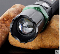Lampe torche LED rechargeable par USB 10W Haute luminosité 1000 lumens Torche tactique avec corps en aluminium Indice de protection IP65 pour le camping
