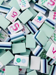 EN STOCK – Jeu <span class=keywords><strong>de</strong></span> Mahjong Américain en Acrylique Cyan avec Sac <span class=keywords><strong>de</strong></span> Rangement, Cartes Polies <span class=keywords><strong>à</strong></span> la Main, Mahjong en Cristal Haut <span class=keywords><strong>de</strong></span> Gamme – Idéal pour la Maison et les Cadeaux - Product Image 1