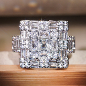 Anello Geometrico a Reticolo Quadrato per Donne, Stile Lussuoso e Brillante per Matrimoni, Accessorio Gioiello per Uso Quotidiano e Feste - Product Image 6