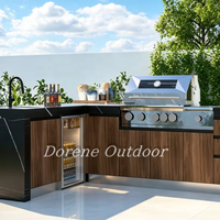 Ensemble de cuisine extérieure de luxe avec îlot barbecue, pièce maîtresse pour la cuisson, doté de sièges de bar et de niches de présentation pour l'amusement en cour