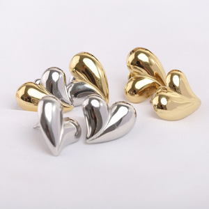 Boucles d'oreilles en forme de cœur 17 mm en acier bicolore et acier inoxydable doré pour cadeau - Product Image 1