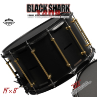 Beatello « Black Shark Cannon » Caisse claire basse fréquence 14x8 |   Stock disponible, livraison directe à l'étranger |   Avec des baguettes |   Son profond et puissant