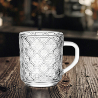 Mug en verre à motif de trèfle à quatre feuilles de 250 ml. Texture géométrique ornée et poignée incurvée. Idéal pour les boissons chaudes.