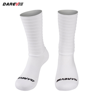 Chaussettes de cyclisme aérodynamiques blanches élastiques à logo personnalisé Darevie, chaussettes de sport professionnelles Meias Para Ciclismo