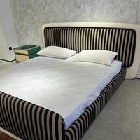 Lit plateforme de luxe en tissu rayé doux et rembourré avec garniture bouclée, écologique, tailles personnalisables, pour chambre à coucher