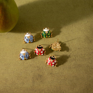 Orecchini a perno da donna in acciaio inossidabile all'ingrosso, a forma di coccinella colorata con smalto e zirconia, graziosi orecchini a forma di animale - Product Image 2