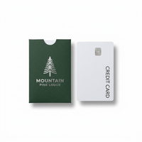 Maßgefertigter Dunkelgrüner Schlüsselkartenhalter mit Silberfolie Tannenbaum-Logo für Berghütten- und Resort-Gästezimmerkarten