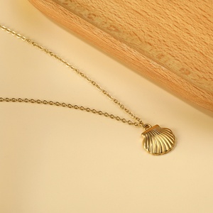 Collier ras du cou pour femme en acier inoxydable plaqué or 18 carats avec pendentif spirale, étoile de mer et coquillage, collection Océan, bijoux fantaisie - Product Image 6