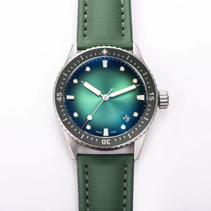 Reloj de Hombre con Esfera Verde, Bisel de Cerámica con Cristal de Zafiro, Resistente al Agua hasta 300 m, Caja de Acero Cepillado, Correa de Tela Verde, MOQ Bajo, Gran Venta - Product Image 1