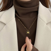 Collar de Moda al por Mayor con Colgante Cuadrado de Acero Inoxidable Chapado en Oro PVD Antideslustre y Carcasa de Metal Acrílico Negro para Mujer
