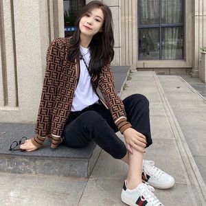 Pull cardigan femme automne-hiver 2025, style rétro chic, lettres, coupe ample, tricot épais, anti-âge - Product Image 6