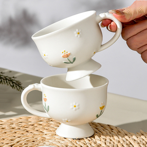 Mug à café en céramique à fleurs en relief de 450 ml, tasse élégante en porcelaine pour le thé - Product Image 1