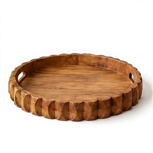 Plateau de service rond en bois de manguier finition naturelle, plateau décoratif en bois avec bord cannelé et poignées découpées - Product Image 1