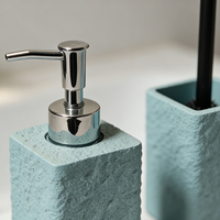 Accessoires de salle de bain en polyrésine aspect pierre brute carrée, 2 pièces : distributeur de savon liquide et porte-brosse WC, pour la vente en gros