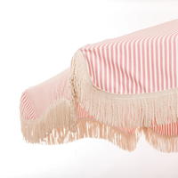 Parasol de patio rose à fines rayures avec franges blanc cassé, protection UV, pour jardin, bord de piscine, plage, complexe hôtelier