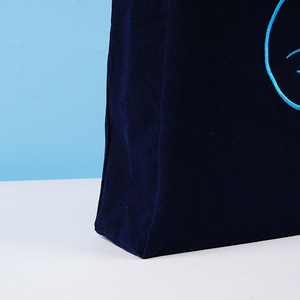 Sacs fourre-tout en toile personnalisés Yu Chen, noir et blanc, avec impression de logo pour usage promotionnel - Product Image 3