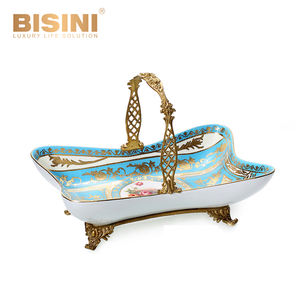 Superbe porcelaine bleue de style baroque français avec cendrier à cigares en cuivre ornement de plateau à motif rose cendrier rectangulaire de bureau - Product Image 2