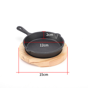 Mini poêle en fonte cocotte pré-assaisonnée avec design moderne 12cm/14cm poêle à frire de camping et plateau en bois - Product Image 4