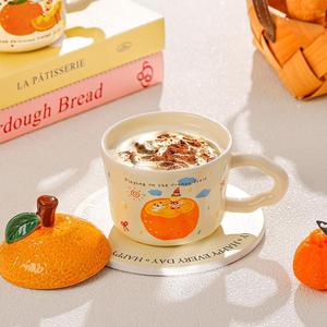 Taza de cerámica naranja con tapa y asa, diseño de dibujos animados, para uso en casa, oficina o como regalo. - Product Image 5