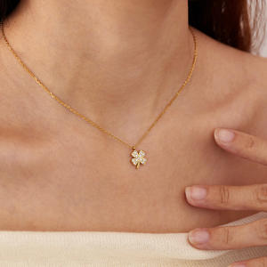 Collar de gargantillas con abalorio de trébol de cuatro hojas chapado en oro de 18 quilates de acero inoxidable con incrustaciones CNC de circonitas delicadas de alta calidad para mujer - Product Image 1