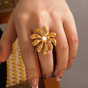 Anillo Floral Minimalista Chapado en Oro <span class=keywords><strong>de</strong></span> 18K Resistente al Agua y al Deslustre, <span class=keywords><strong>Anillos</strong></span> <span class=keywords><strong>de</strong></span> Acero Inoxidable con Incrustaciones <span class=keywords><strong>de</strong></span> Perlas Estilo Vintage <span class=keywords><strong>de</strong></span> Instagram - Product Image 1