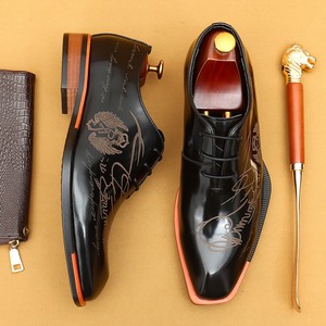 Zapatos brillantes de charol para hombre, los más vendidos, zapatos formales de negocios de cuero genuino grabado. - Product Image 3