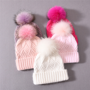Fabricants de bonnets d'hiver <span class=keywords><strong>pour</strong></span> femmes en cachemire <span class=keywords><strong>tricot</strong></span>é avec pompon en fourrure véritable, à rayures et à revers, de luxe, en gros - Product Image 4