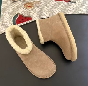 Botas de nieve con flecos de piel de oveja y bordado MIU para mujer - botas cortas de invierno con suela plana y forro de algodón. - Product Image 2