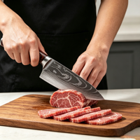 Couteau de chef en acier Damas de style américain avec manche en bois coloré, lame en métal à surface miroir pour couper et trancher la viande