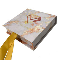 Petite boîte d'emballage en papier rigide de luxe pour bijoux et montres avec fermeture en ruban de soie et poignée d'impression par stratification mate