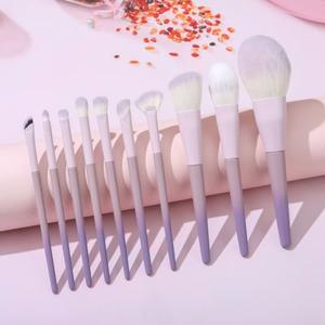 Un juego completo de 10 brochas de maquillaje con diseño floral en morado oscuro, polvo suelto, sombra de ojos, corrector y colorete - Product Image 5