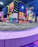 Aire de jeux intérieure avec jeux interactifs, piscine à balles et château gonflable, équipement de jeux souples pour écoles, en plastique