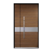 Puerta de Entrada Moderna de Aluminio con Acabado en Madera de Nogal, Puerta Doble con Detalles Metálicos Cepillados y Cerradura Inteligente para Casa o Villa