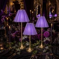 Lámpara de Mesa Táctil Inalámbrica OEM con Pantalla de Tela Blanca con Volantes, Base de Latón Dorado Recargable con LED, Decoración Personalizada para Bodas, Eventos y Fiestas