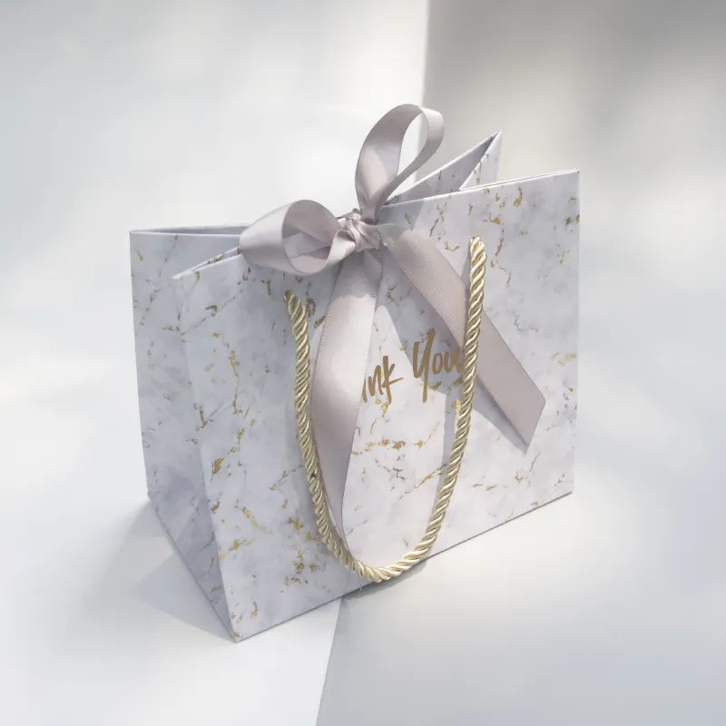 Bolsa de embalaje de cuerda en relieve personalizada, bolso de mano de papel de Perfume, cosméticos, lápiz labial, bolsa de regalo con logotipo