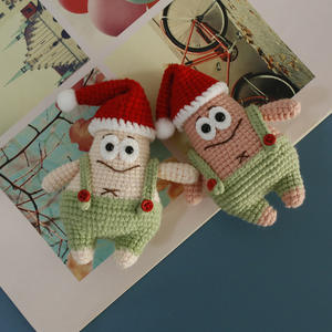 手かぎ針編みのクリスマスパトリックスターぬいぐるみ、スポンジボブホリデーアミグルミ、サンタハットピンクヒトデ、お祝いアニメ収集可能ギフト - Product Image 1