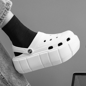 Sabots blancs à semelle épaisse pour femmes, chaussures d'été à bout fermé en EVA, hauteur de talon de 4cm, vêtements de plage - Product Image 1
