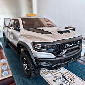 Traction Hobby KM 1/8 Dodge RAM 1500 RC Crawler, Camioneta Todoterreno con Motor sin Escobillas, Eje Metálico con Bloqueo de Diferencial, Modelo de Auto para Aficionados, RTR - Product Image 2